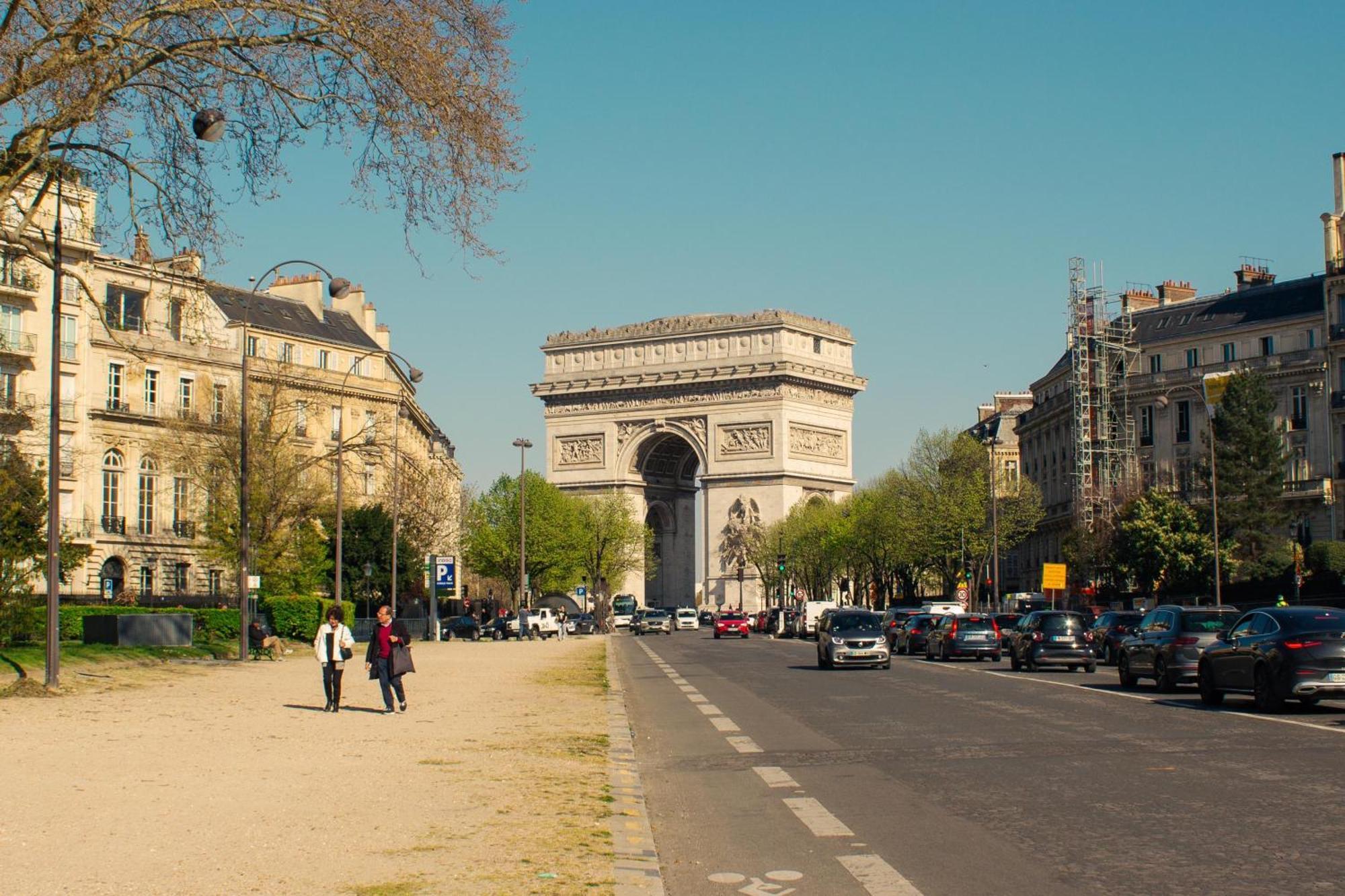 Place Equipe Au Coeur De Avec Vue Sur L'arc De Triomphe Et La Tour Eiffel Accommodatie bij particulieren